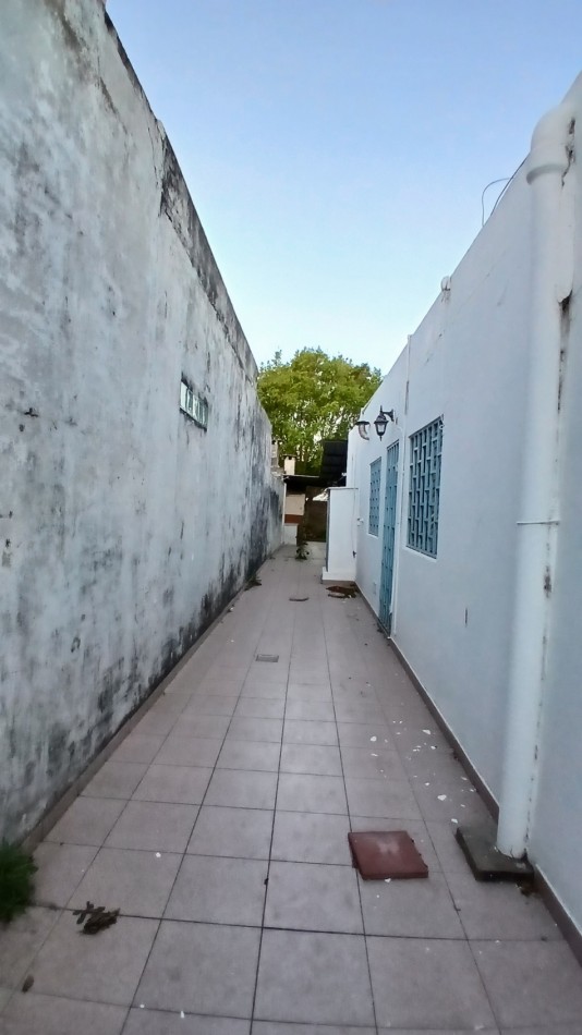SE VENDE AMPLIA CASA CON PATIO Y GARAGE SOBRE AVD CAPUTO 