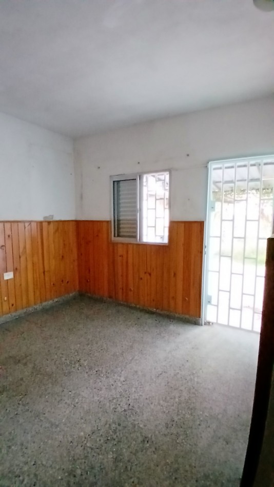 SE VENDE AMPLIA CASA CON PATIO Y GARAGE SOBRE AVD CAPUTO 