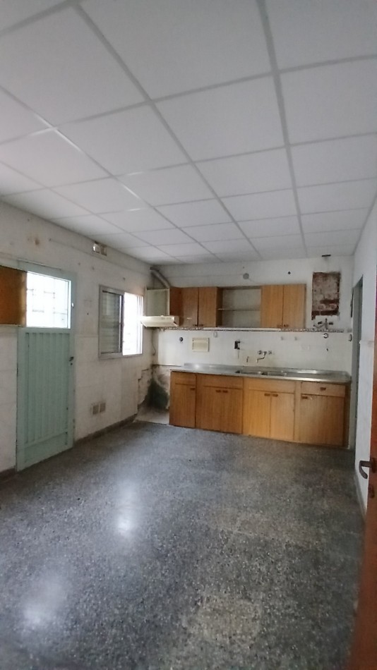 SE VENDE AMPLIA CASA CON PATIO Y GARAGE SOBRE AVD CAPUTO 