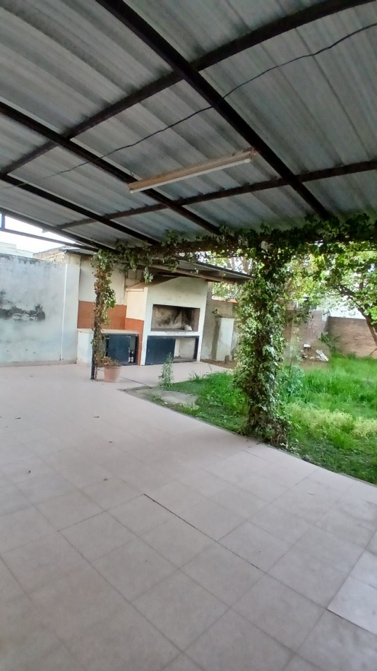 SE VENDE AMPLIA CASA CON PATIO Y GARAGE SOBRE AVD CAPUTO 