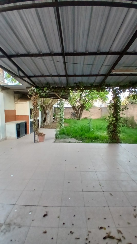 SE VENDE AMPLIA CASA CON PATIO Y GARAGE SOBRE AVD CAPUTO 