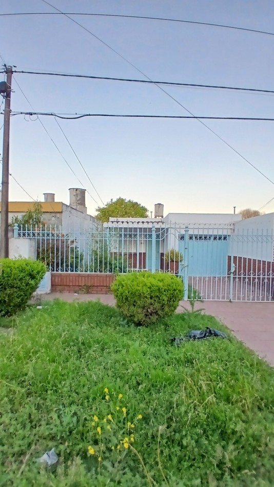 SE VENDE AMPLIA CASA CON PATIO Y GARAGE SOBRE AVD CAPUTO 