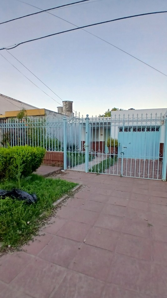 SE VENDE AMPLIA CASA CON PATIO Y GARAGE SOBRE AVD CAPUTO 