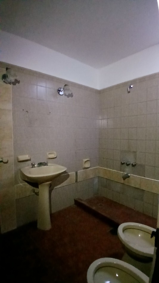 SE VENDE AMPLIA CASA CON PATIO Y GARAGE SOBRE AVD CAPUTO 