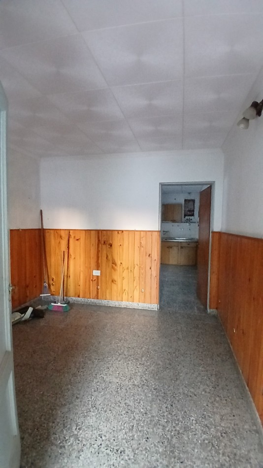 SE VENDE AMPLIA CASA CON PATIO Y GARAGE SOBRE AVD CAPUTO 