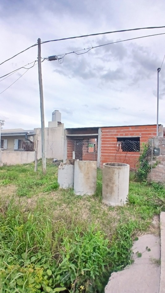 SE VENDE TERRENO CON CONSTRUCCION A TERMINAR EN PESOS