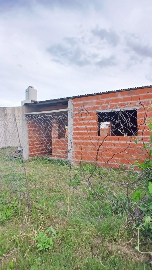 SE VENDE TERRENO CON CONSTRUCCION A TERMINAR EN PESOS