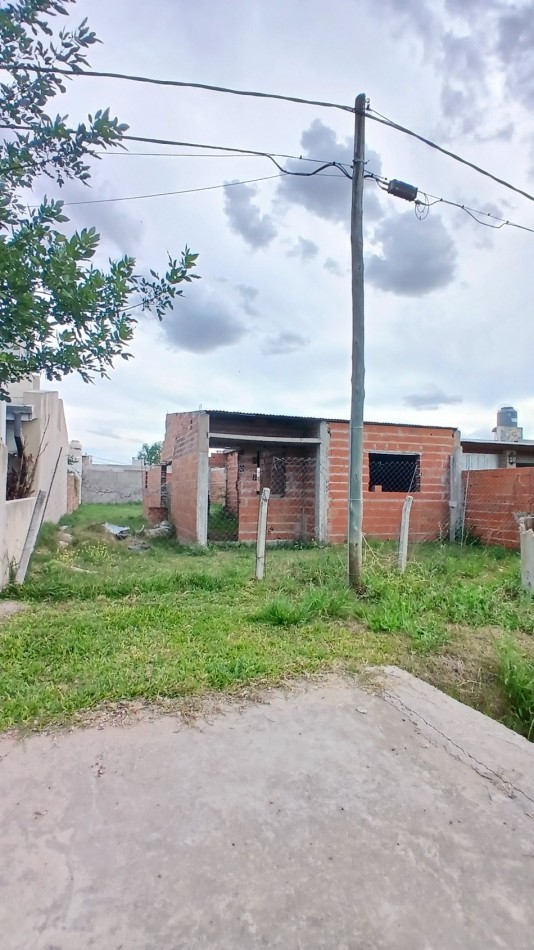 SE VENDE TERRENO CON CONSTRUCCION A TERMINAR EN PESOS