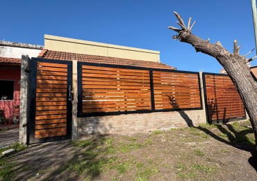 SE VENDE CASA DE DOS DORMITORIOS EN ORO VERDE - SE ESCUCHAN PROPUESTAS