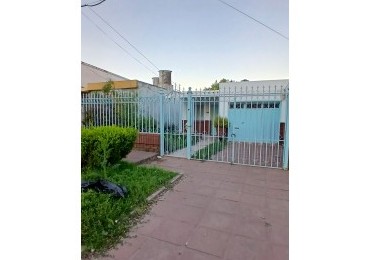 SE VENDE AMPLIA CASA CON PATIO Y GARAGE SOBRE AVD CAPUTO 